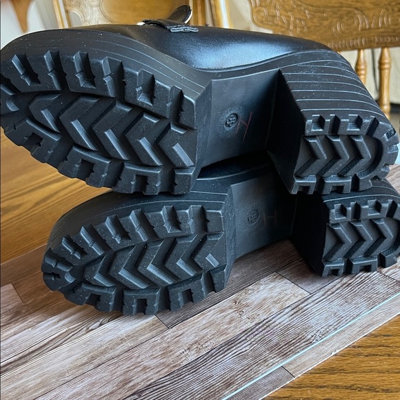 Chic Black Loafers with Gold Accents - Picture 3 of 9